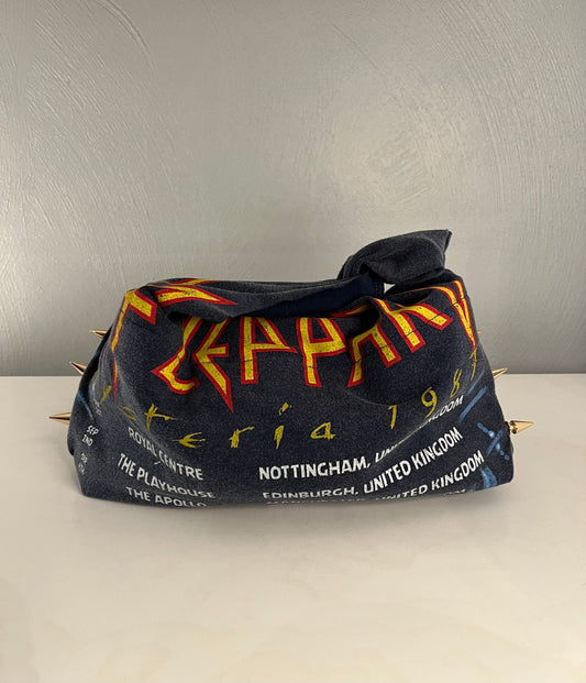 Def Leppard tee bag.