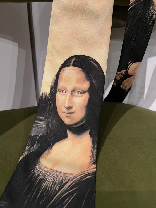 Mona Lisa tie.