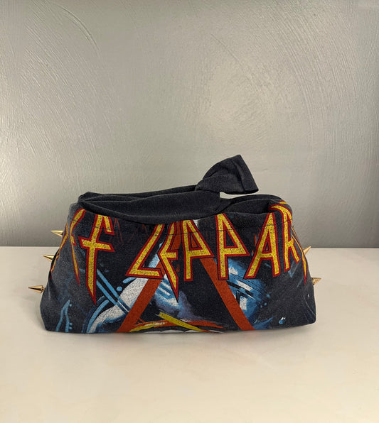 Def Leppard tee bag.