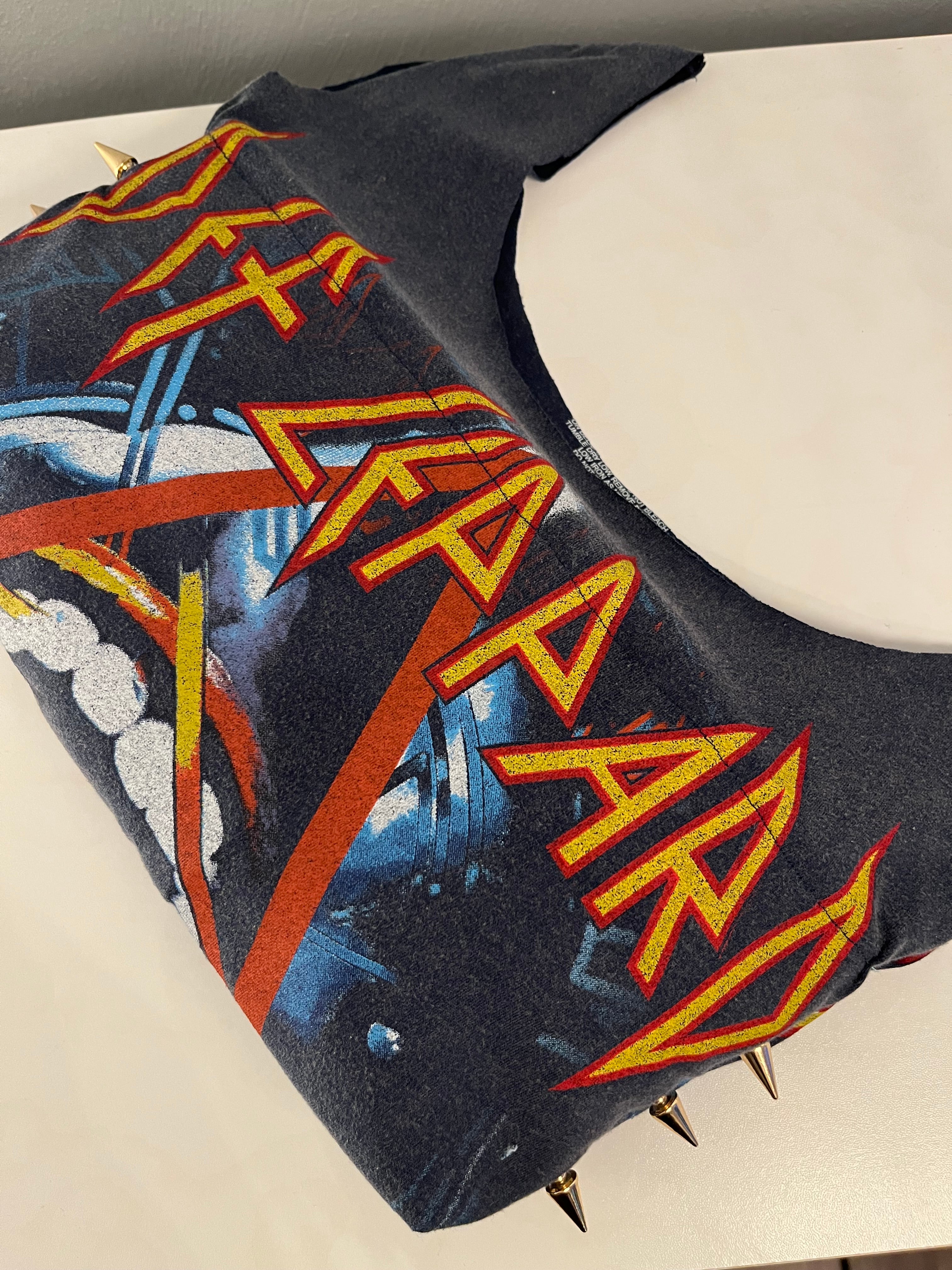 Def Leppard tee bag.