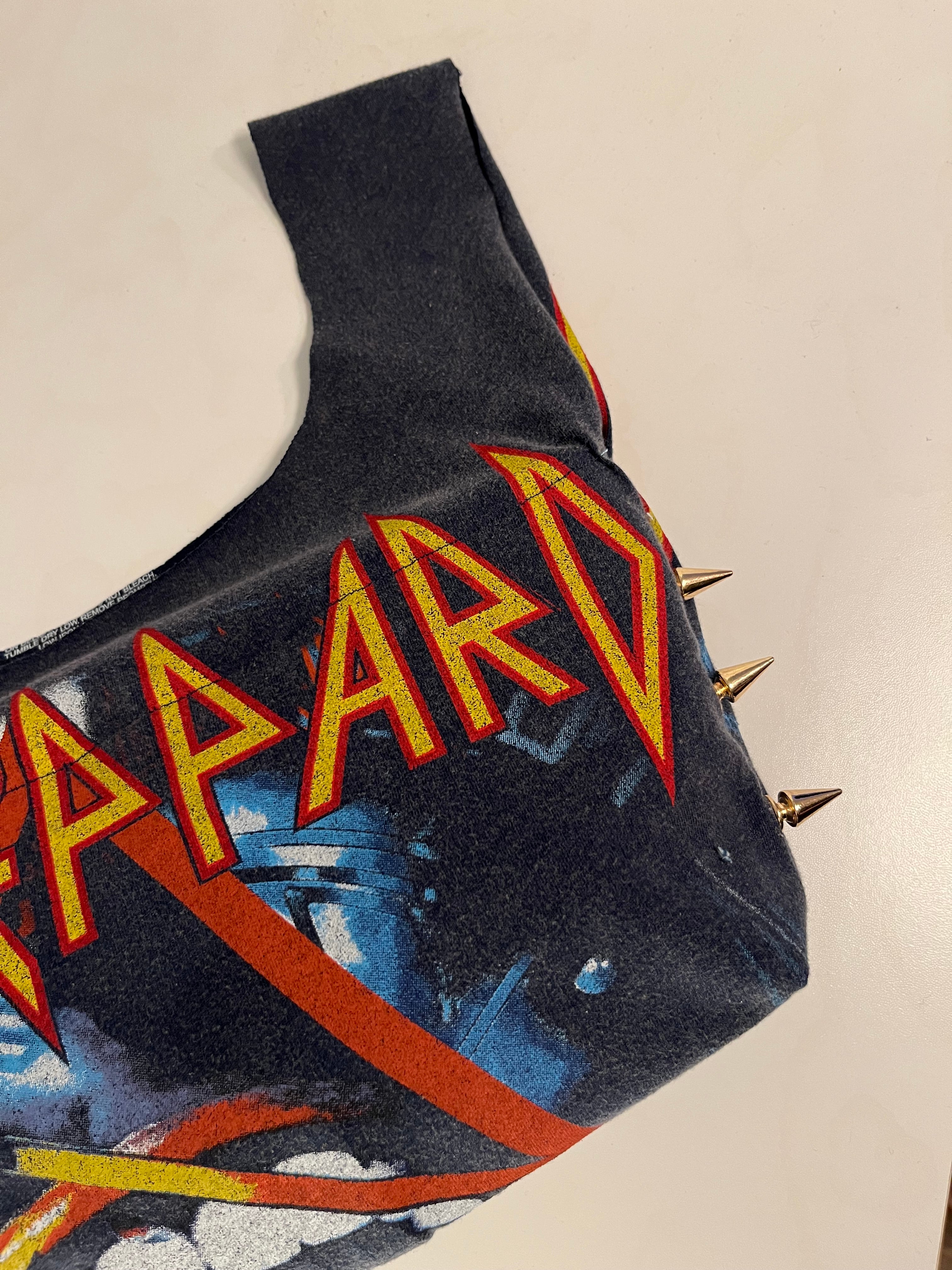 Def Leppard tee bag.
