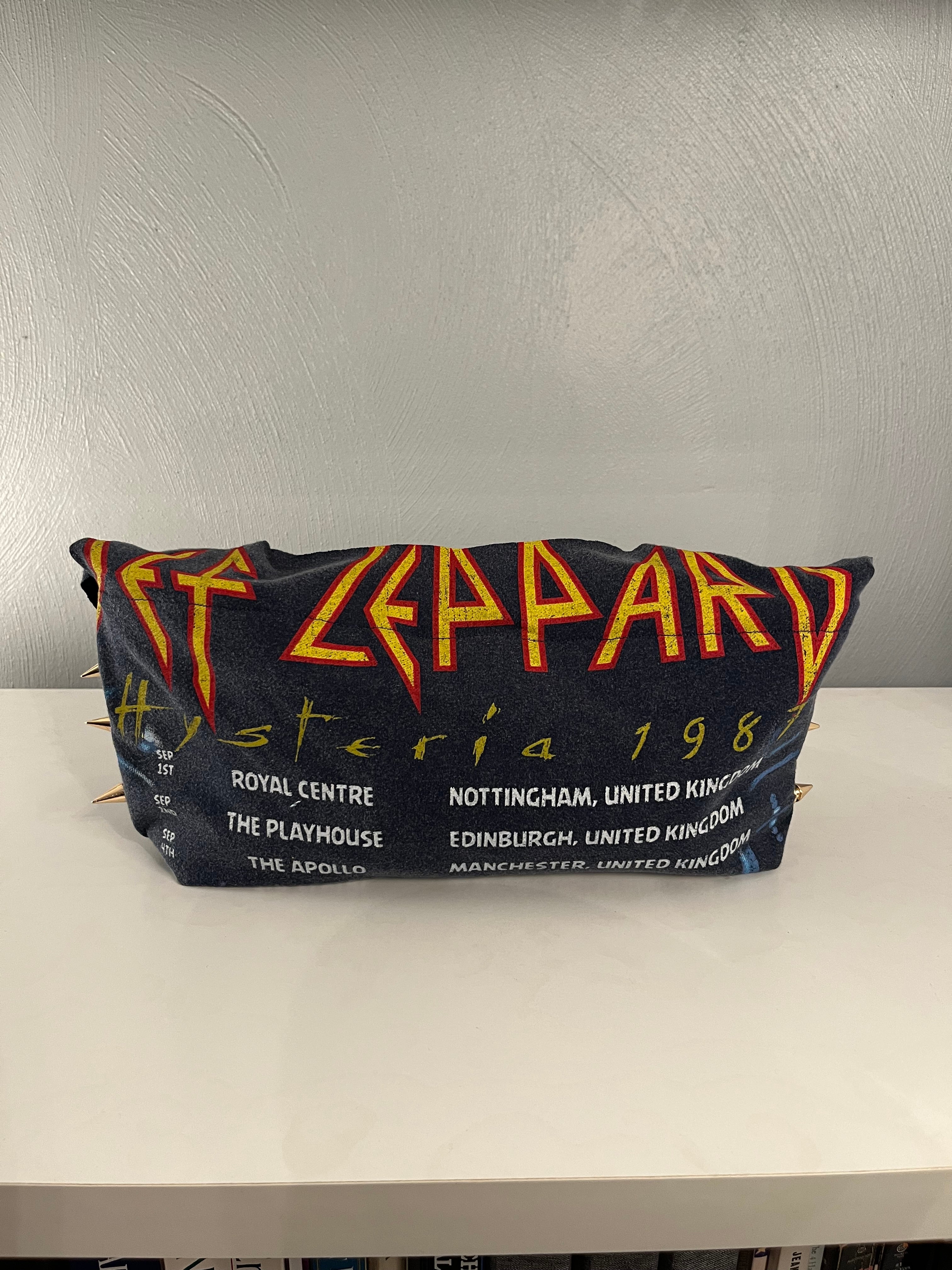 Def Leppard tee bag.