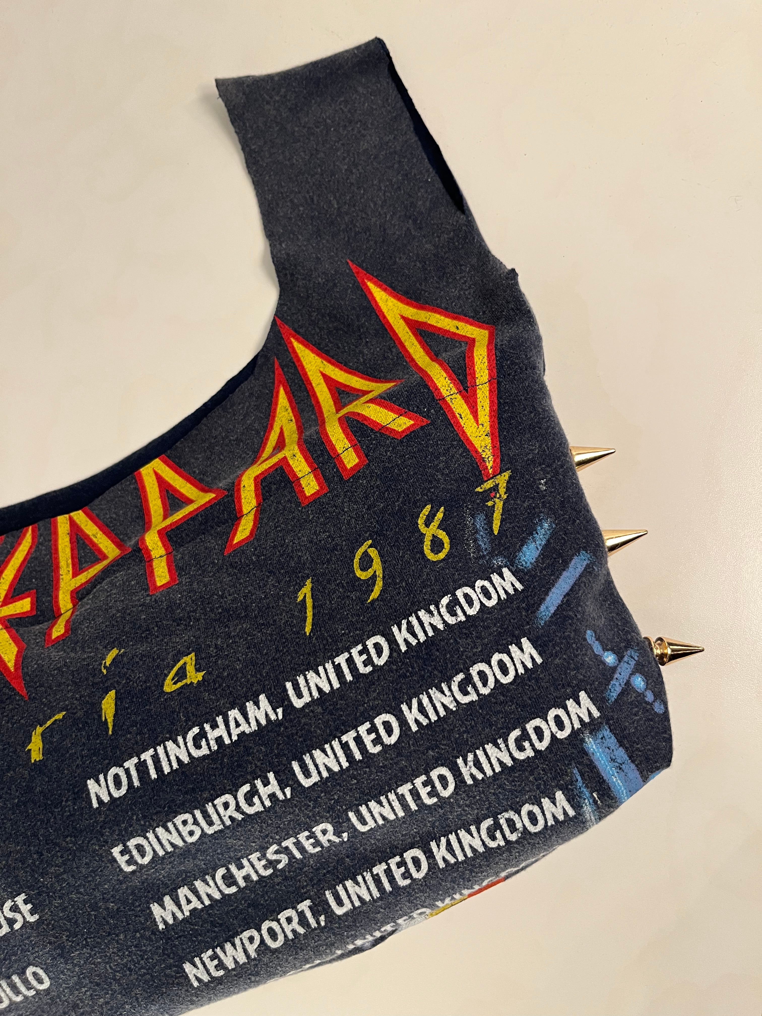 Def Leppard tee bag.